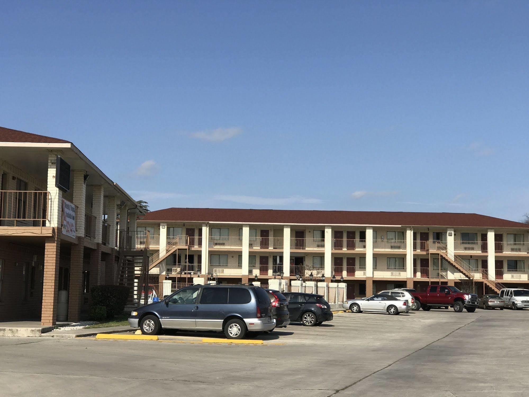 Hometowne Studios By Red Roof San Antonio E - Frost Bank Center Dış mekan fotoğraf